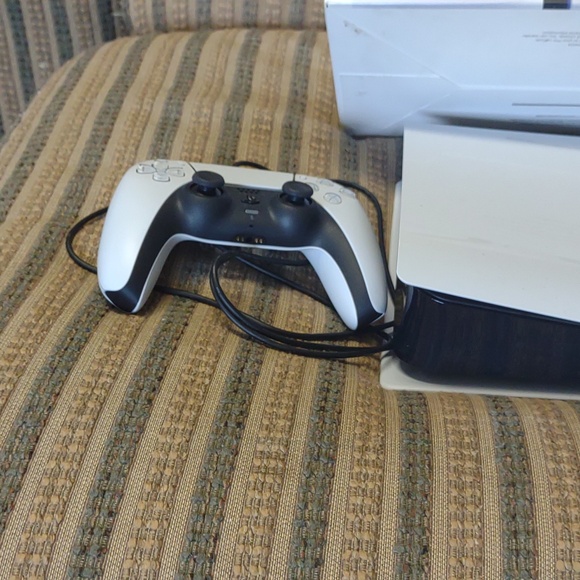 New PS5 with controller - Picture 4 of 6
